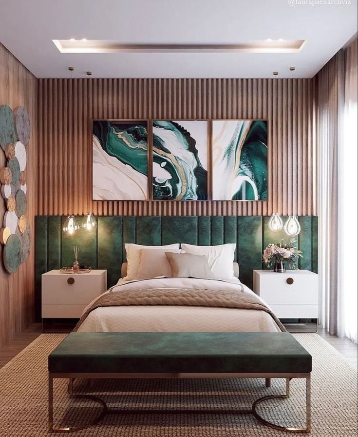 Quarto em tons de verde e marrom, com cabeceira estofada verde e parede ripada até o teto