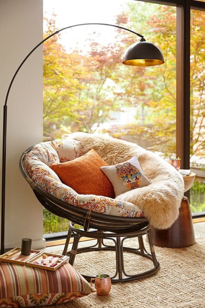Poltrona redonda com design descolado e almofadas