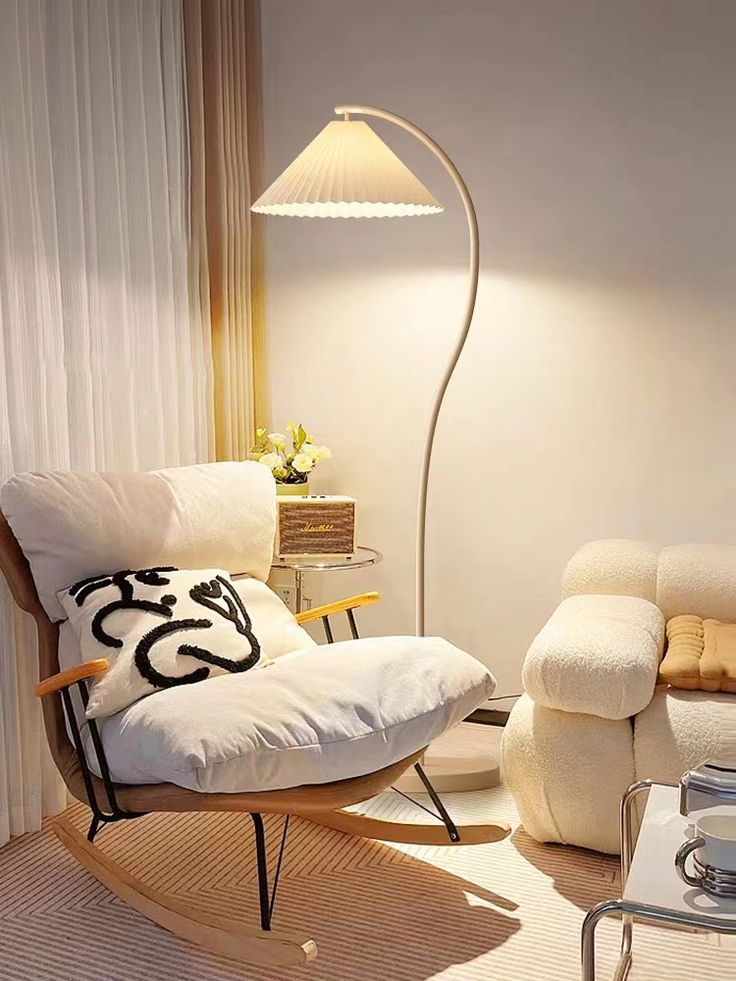 Poltrona de balanço com pés de madeira e ferro, e design orgânico