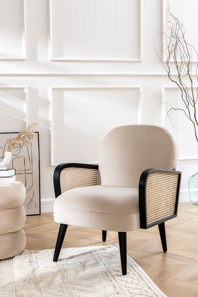 Poltrona na cor off-white, com pés e braços em madeira preto e detalhes em palhinha na lateral