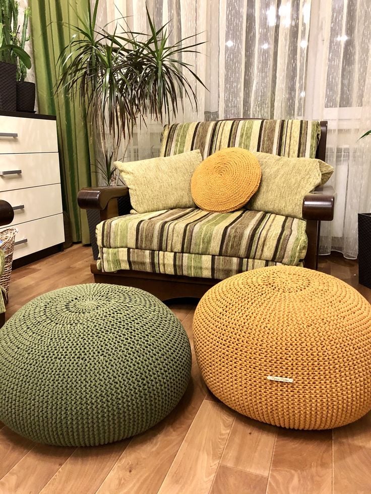 Sala com puffs em crochê verde e laranja