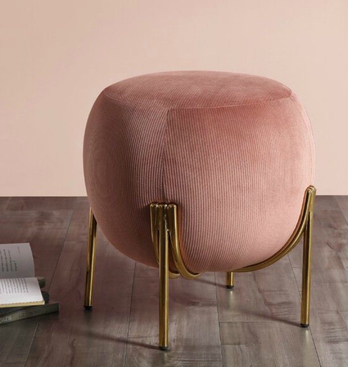 Puff rosé em veludo com pés de metal dourado
