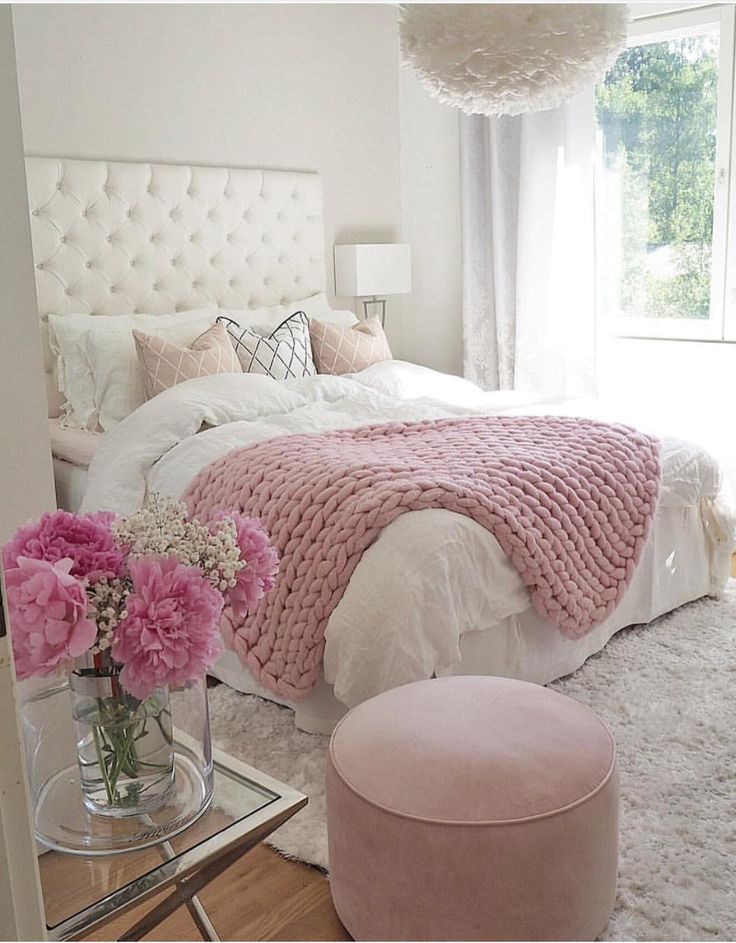 Quarto feminino em branco e rosa com puff de veludo rosa