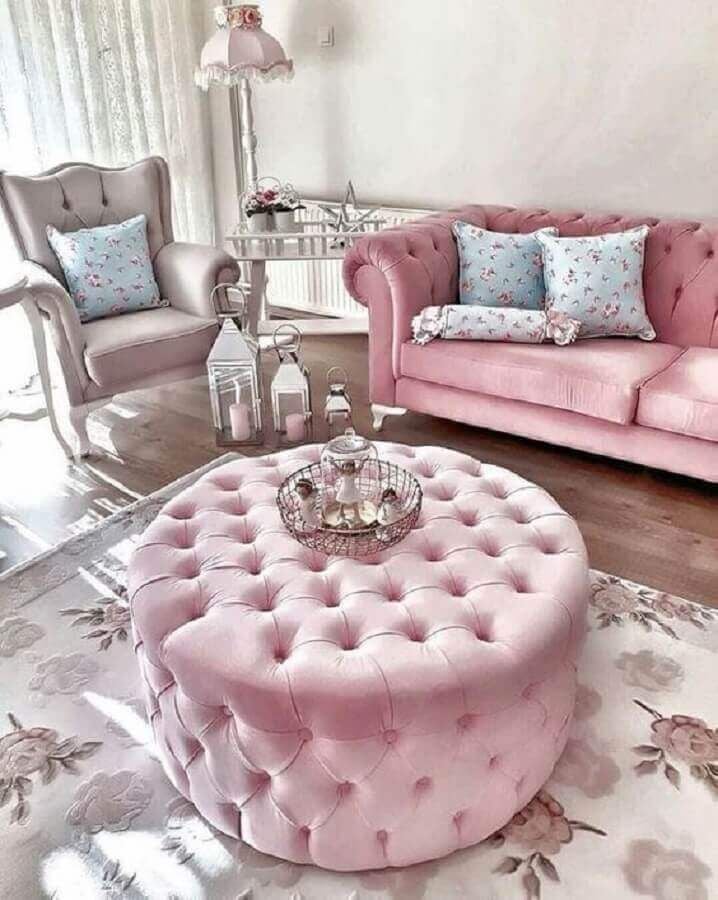 Sala com puff rosa no estilo capitonê
