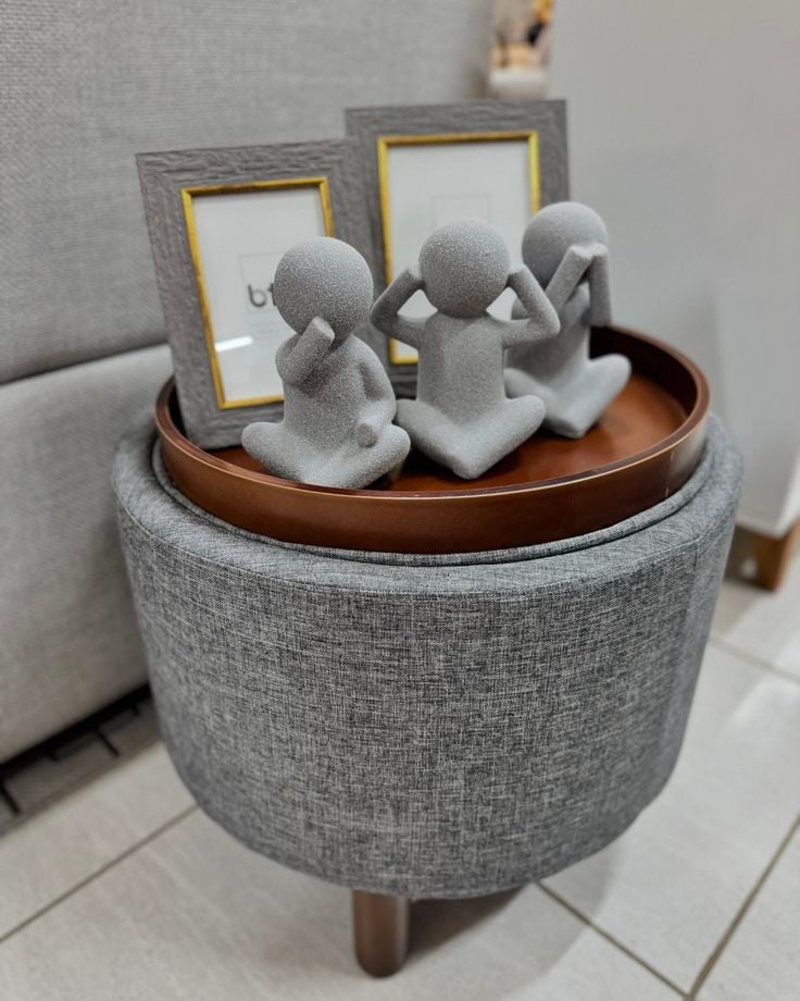 Puff baú cinza com detalhe em marrom