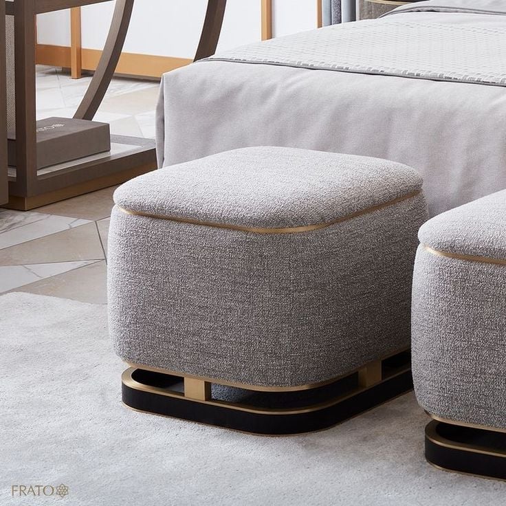 Puff cinza com detalhes em dourado