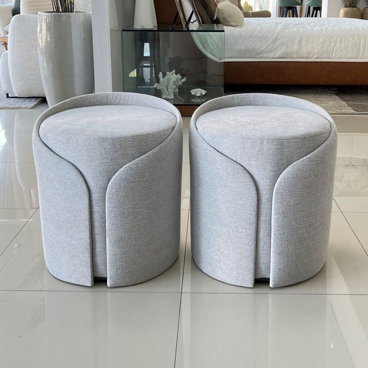 Puff cinza-claro com design diferenciado