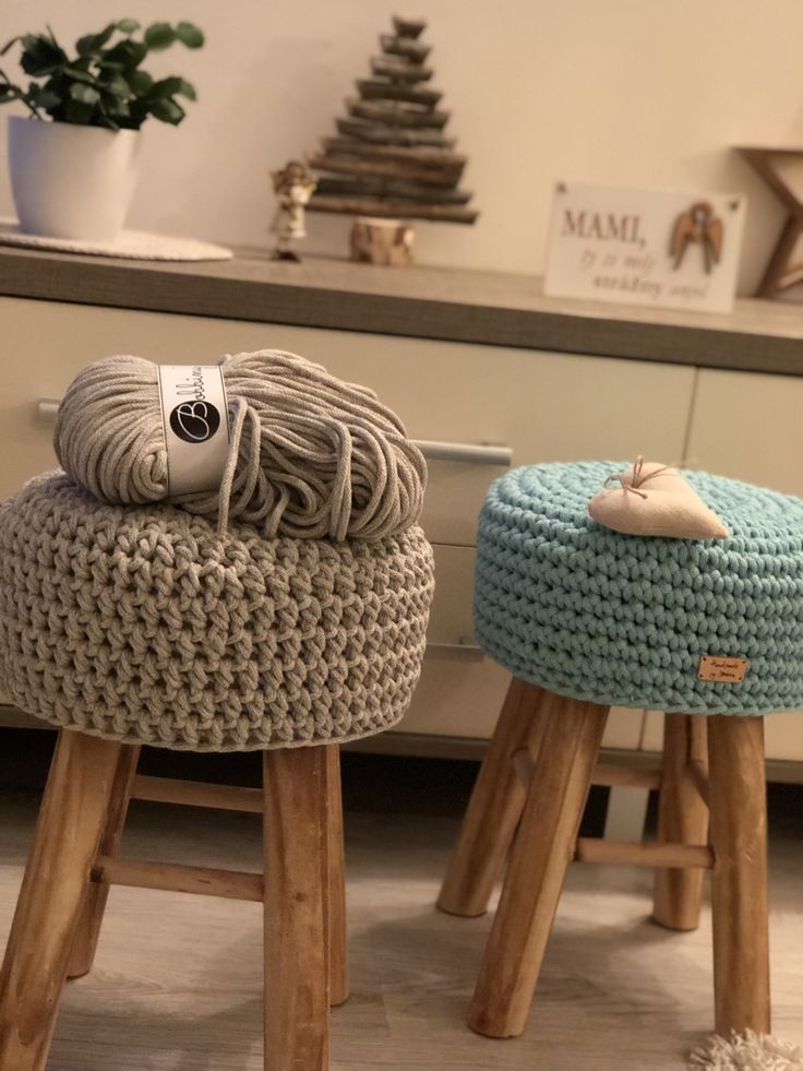 Puffs de crochê bege e azul com pés de madeira