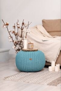 Puff azul em crochê na sala de estar