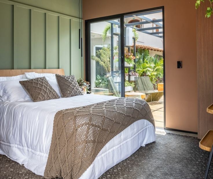 Quarto com parede na cor Mocha Mousse e verde