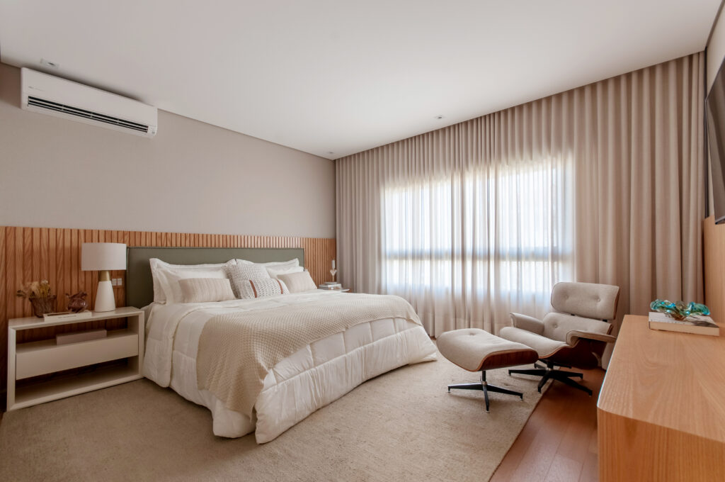 Quarto de casal com mesa de cabeceira