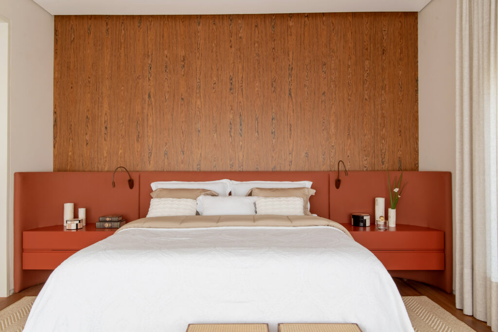 Quarto de casal com mesa de cabeceira sob medida