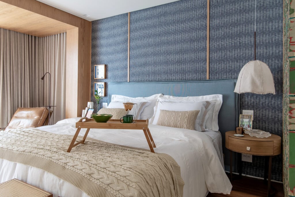 Quarto de casal com painel azul e mesa de cabeceira