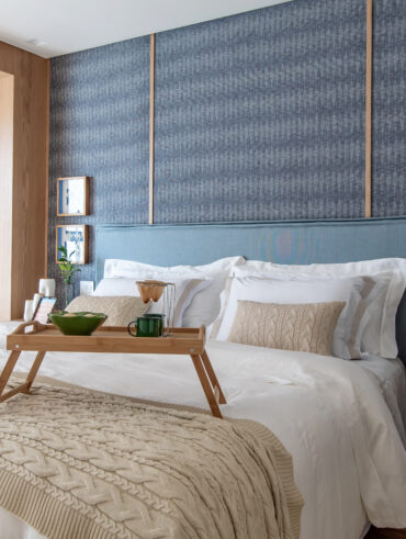 Quarto de casal com painel azul e mesa de cabeceira