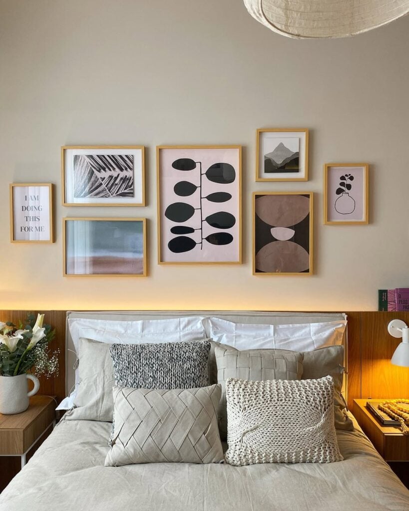 Quarto de casal com cama, cabeceira e quadros