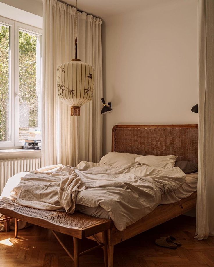 Quarto na paleta de tons marrom Mocha Mousse
