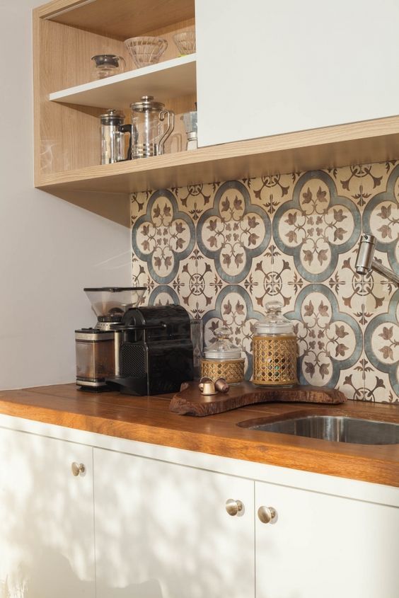 Cozinha com azulejo retrô perto da pia