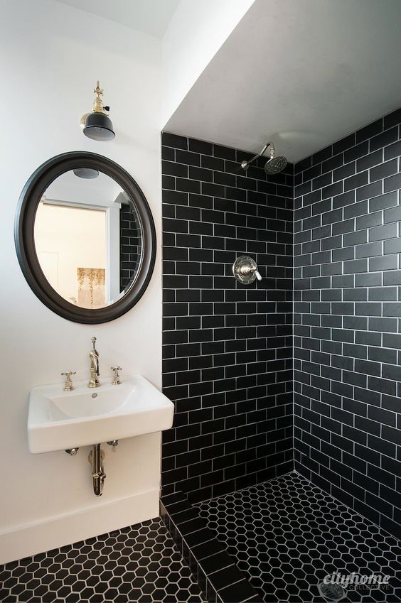 Banheiro em branco e preto com revestimento no estilo tijolinho