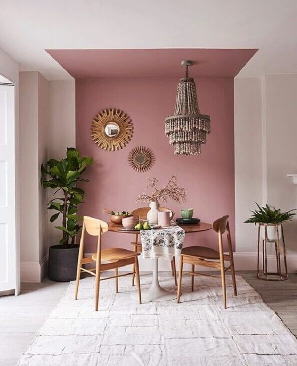 Ambiente com parede rosa antigo