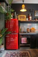 Cozinha com geladeira retrô vermelha