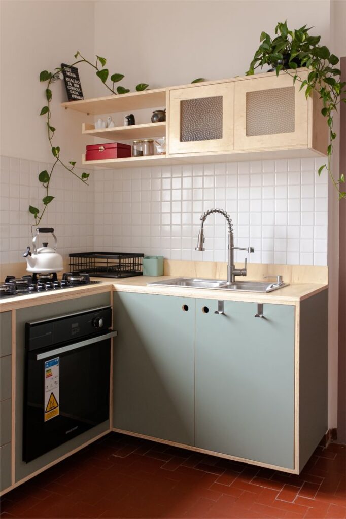Cozinha bege e azul-claro com azulejo branco