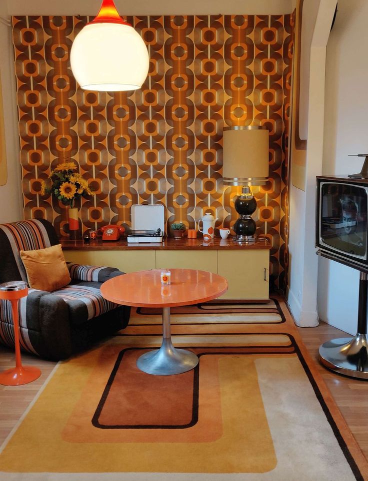 Sala com papel de parede geométrico em tons de laranja e marrom