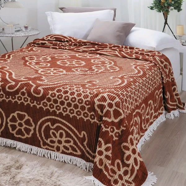 Cama com colcha terracota com franjas