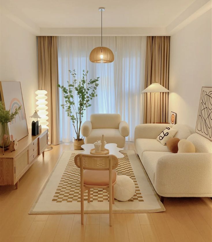 Sala com sofá e poltrona na cor off-white, cadeira com palhinha e pendente
