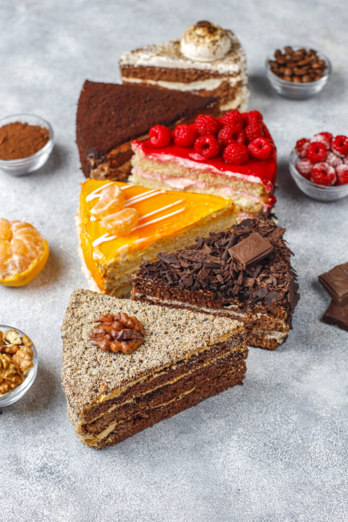 Cinco pedaços de tortas recheadas e com cobertura