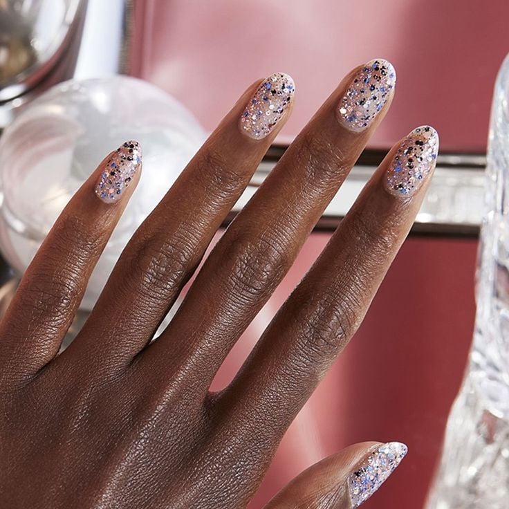 Mão de pele preta, com unha amendoada com glitter