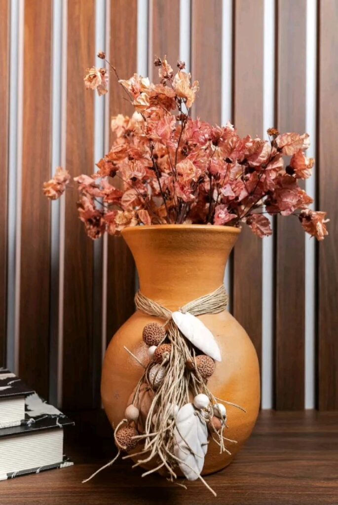 Vaso de barro com flores secas