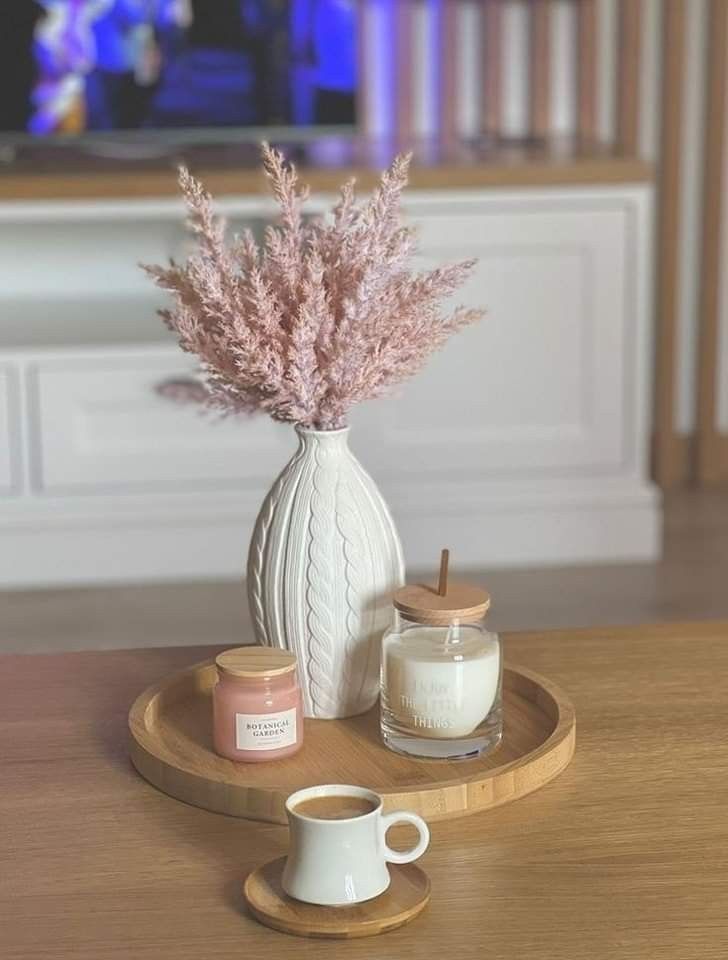 Bandeja de bambu com velas e vaso claro