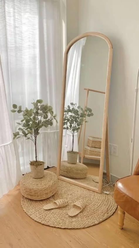 Canto de quarto no estilo boho, com tapete, espelho e vaso de plantas na mesma paleta de cores