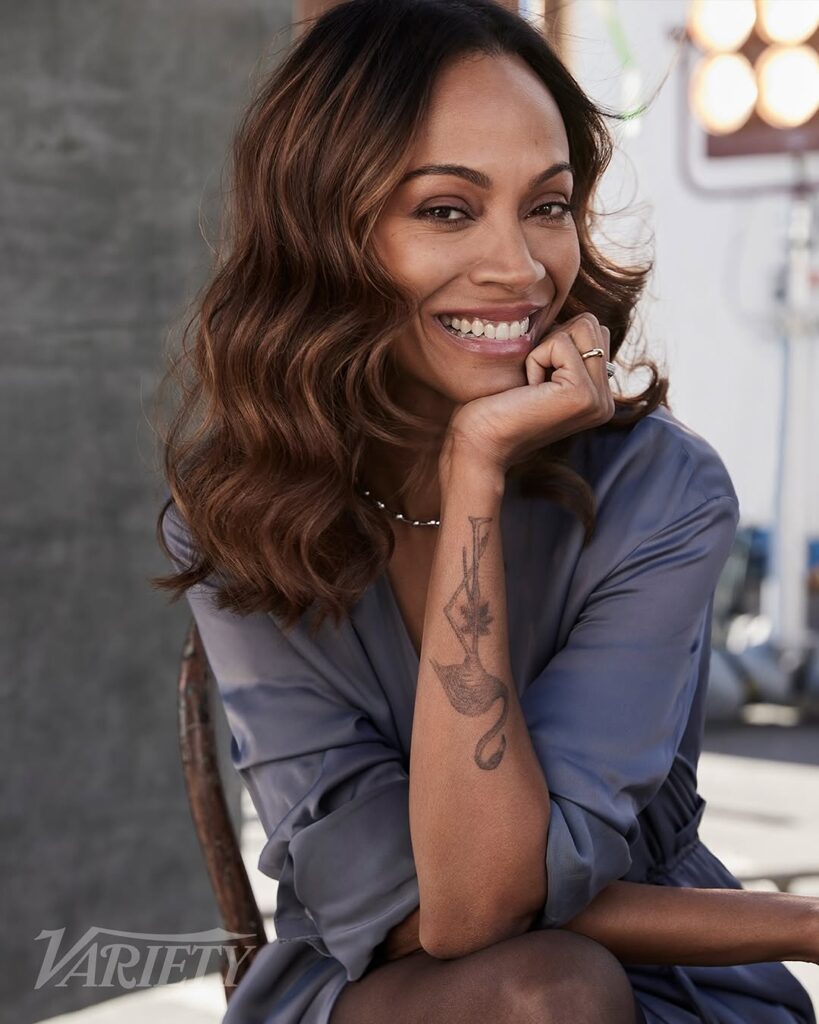 Zoe Saldana com cabelo longo