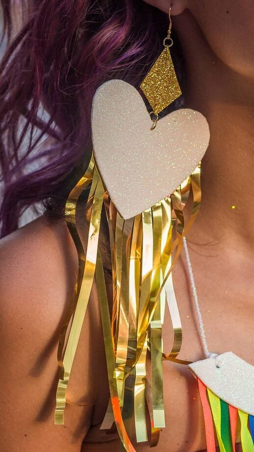 Brinco de coração com franjas em dourado