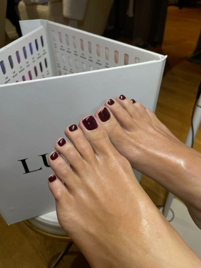Unhas dos pés com esmalte marrom
