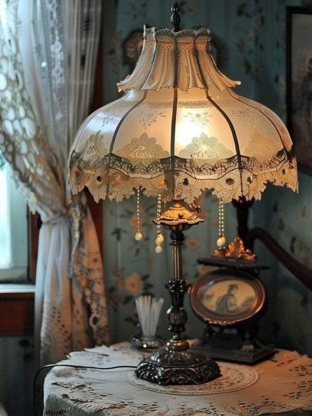 Abajur vintage com base em metal preto e detalhes ornamentados na parte de cima