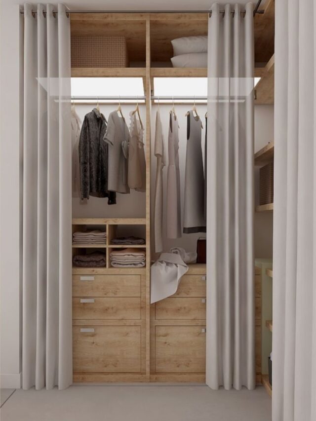 Closet de madeira em tons neutros com cortina clara