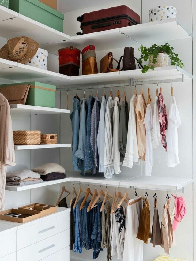 Closet branco com prateleiras e gavetas