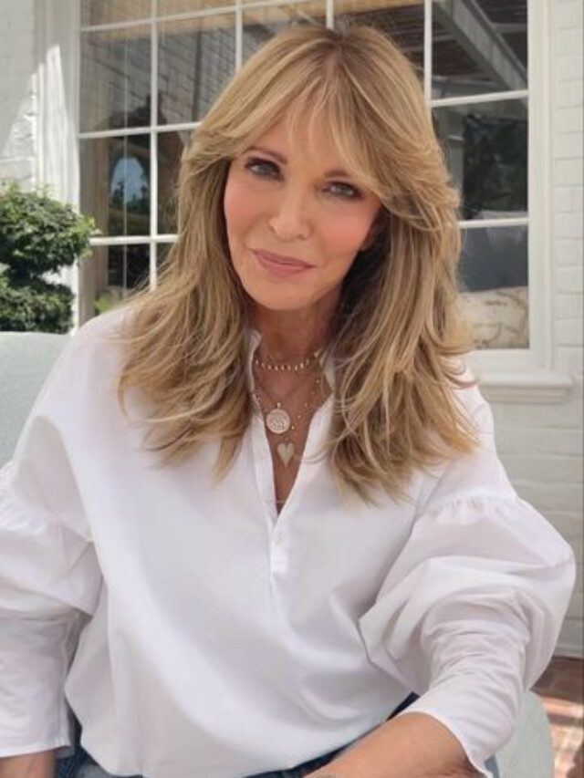 Mulher de pele clara, com camisa branca e corte clavicut com franja