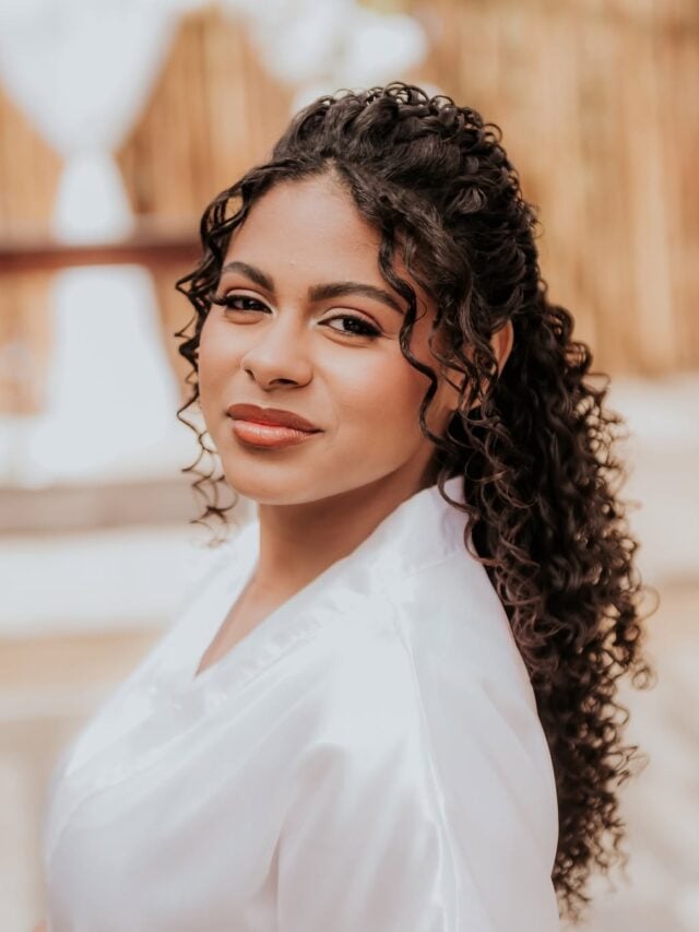 Mulher negra com cabelo cacheado com penteado
