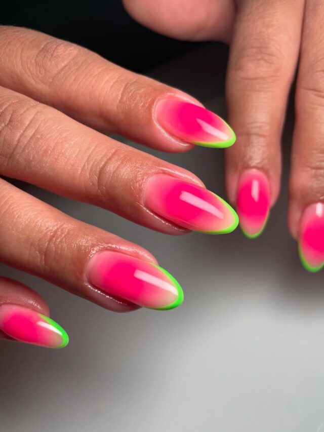 Mãos de pele clara, com unha amendoada rosa aura e francesinha verde
