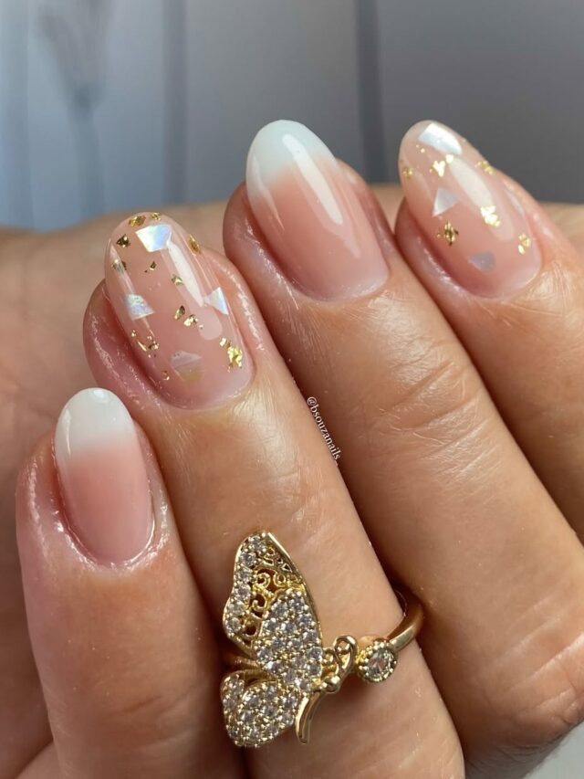 Mão de pele branca, com unha longa e amendoada, com esmalte branco, com nail art baby boomer