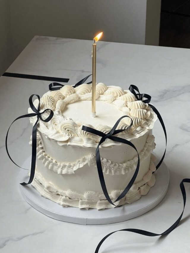 Bolo de aniversário vintage com laços pretos