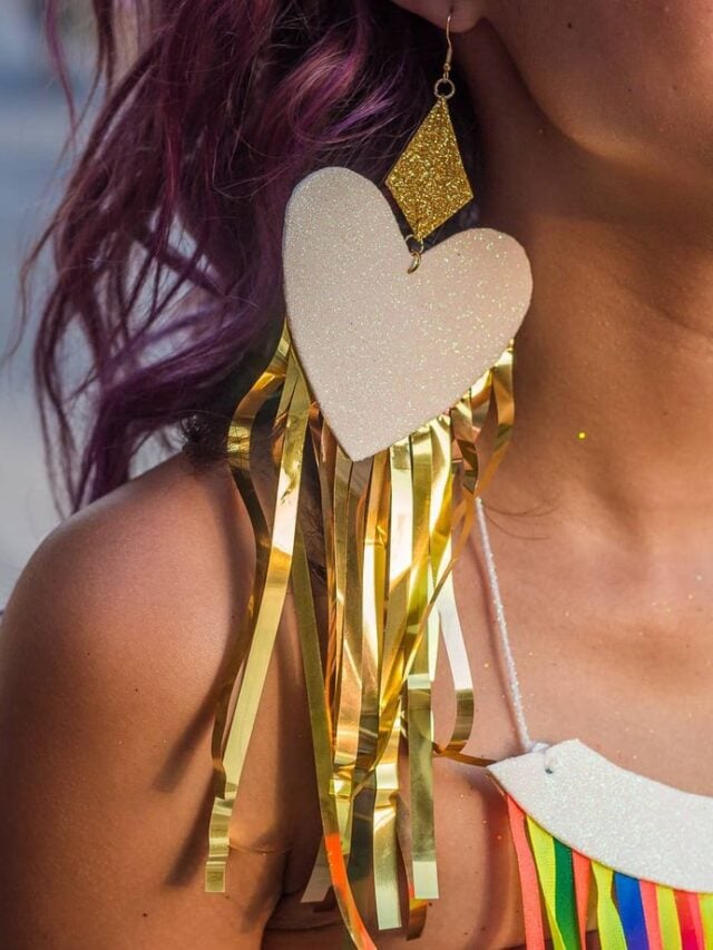 Brinco de coração com franjas em dourado