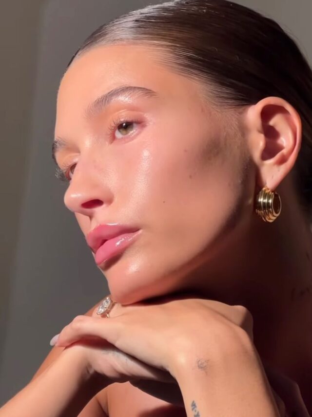 Hailey Bieber em foto de rosto com pele limpa e iluminada.