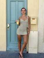 Mulher jovem com peças de verão em look para a estação.