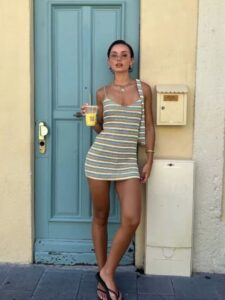 Mulher jovem com peças de verão em look para a estação.
