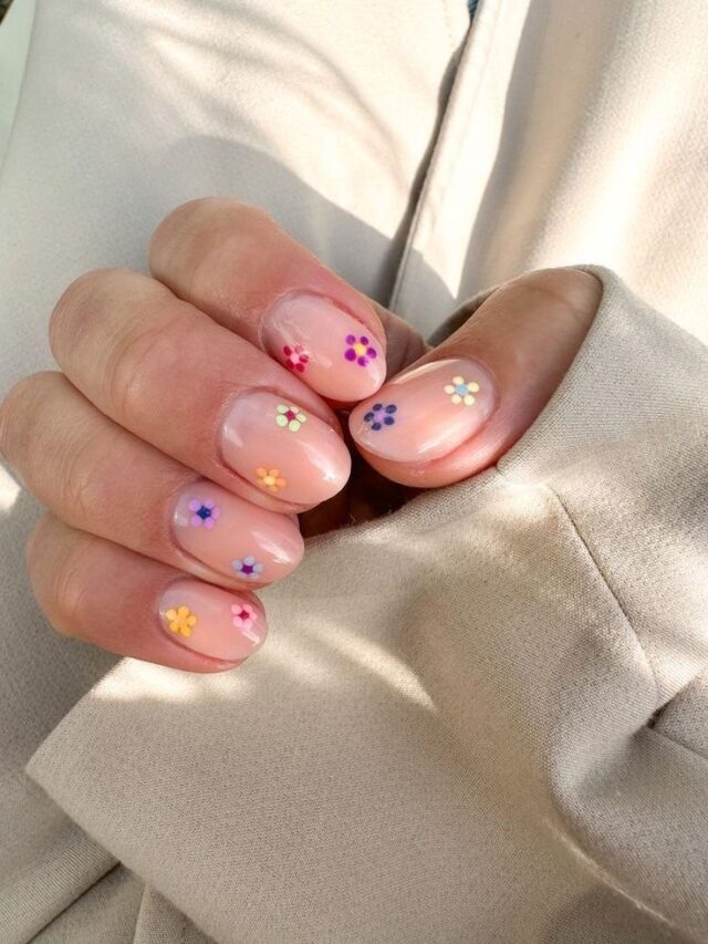mão branca com unhas decoradas e curtas