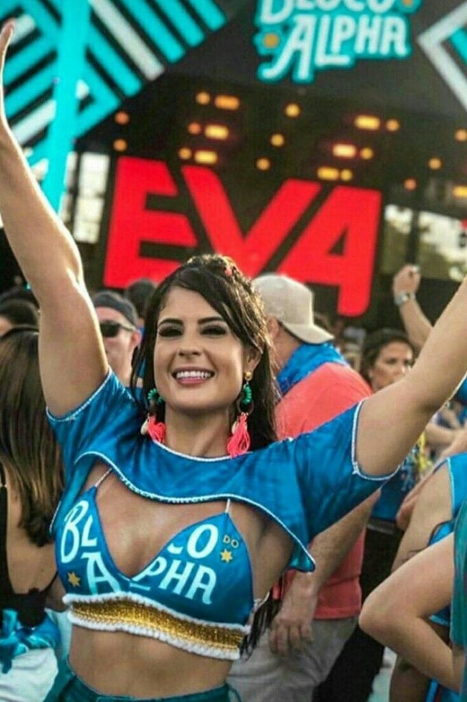 Mulher jovem e magra com abadá azul para o Carnaval.